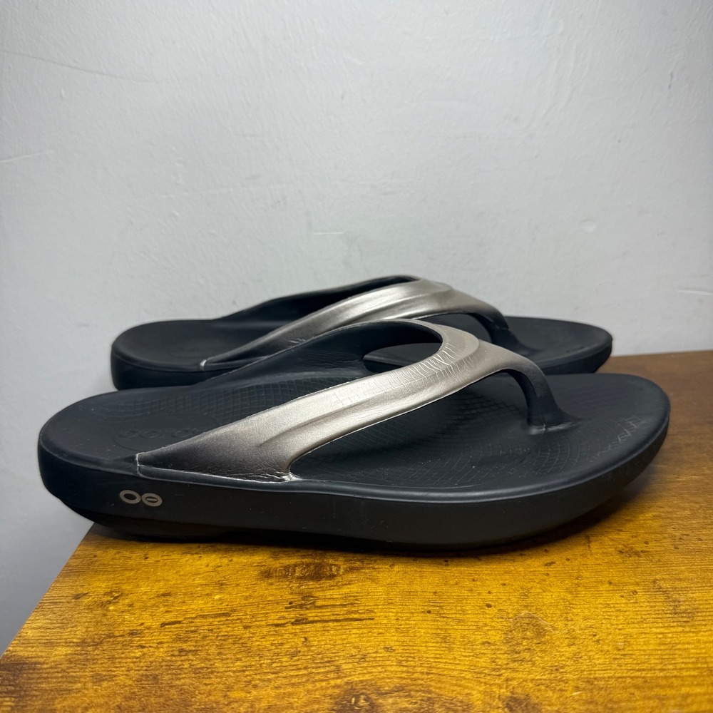 OOFOS OOlala Luxe Recovery Sandals Women Size 10 Black Gold Flip Flop 1100